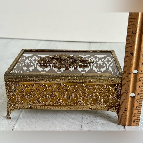 Vintage Antique Daisy Gold Jewelry Box With Glass top. - Picture 6 of 15